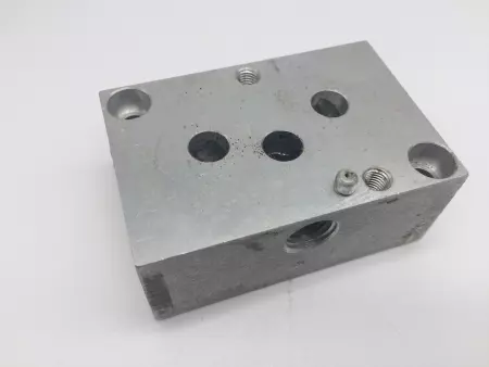  Versa Valves M-333-A-42L Subplate Assembly 