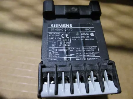  Siemens 3TH2040-0AV0 Safety Relay 240V 10Amp 