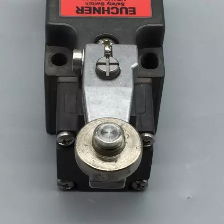 NEW EUCHNER NZ1HS-528-M SAFETY LIMIT SWITCH W/LEVER 24VDC TESTED 