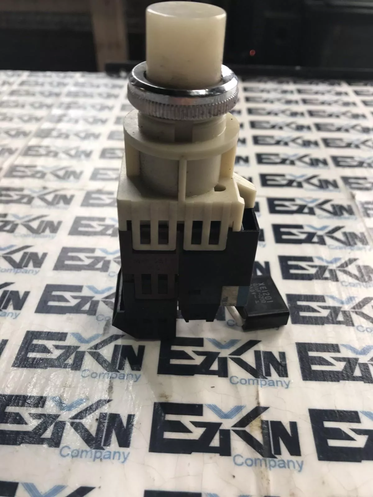 Fuji Electric AH25 Pushbutton Momentary Switch 
