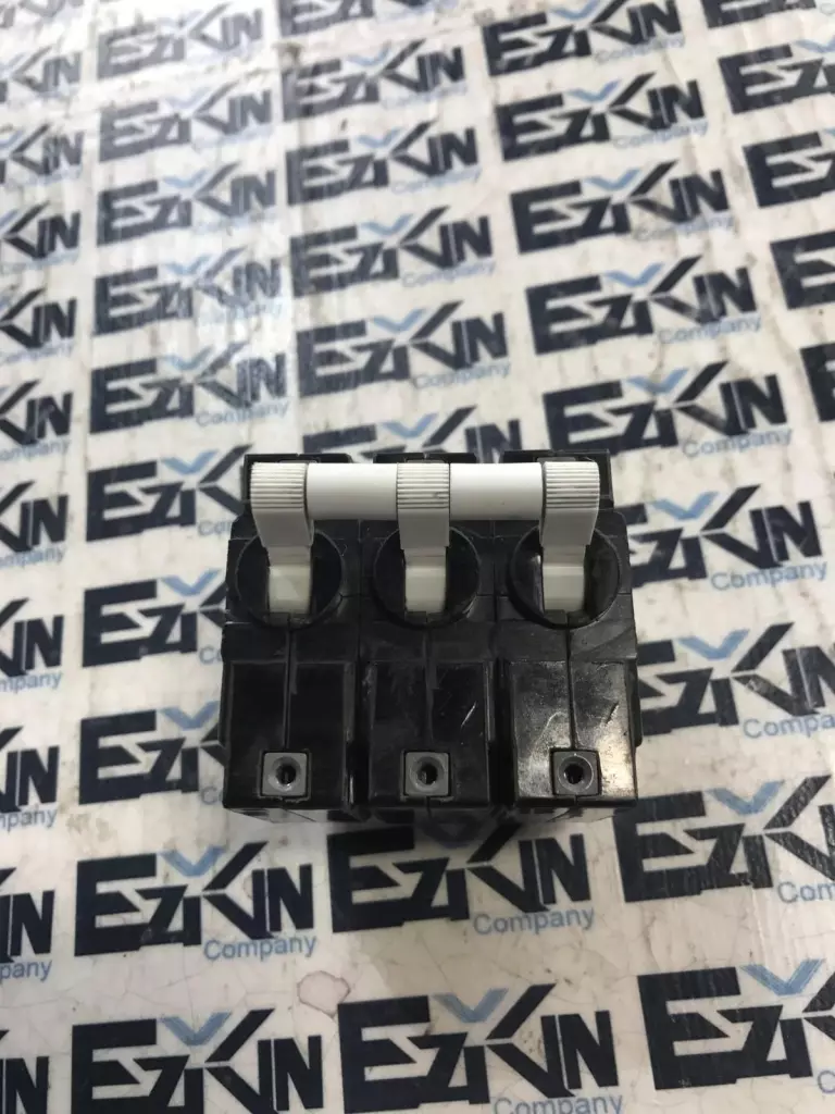 Heinemann JA3S-Z572-2 3-Pole Circuit Breaker, 250V 2.2A 