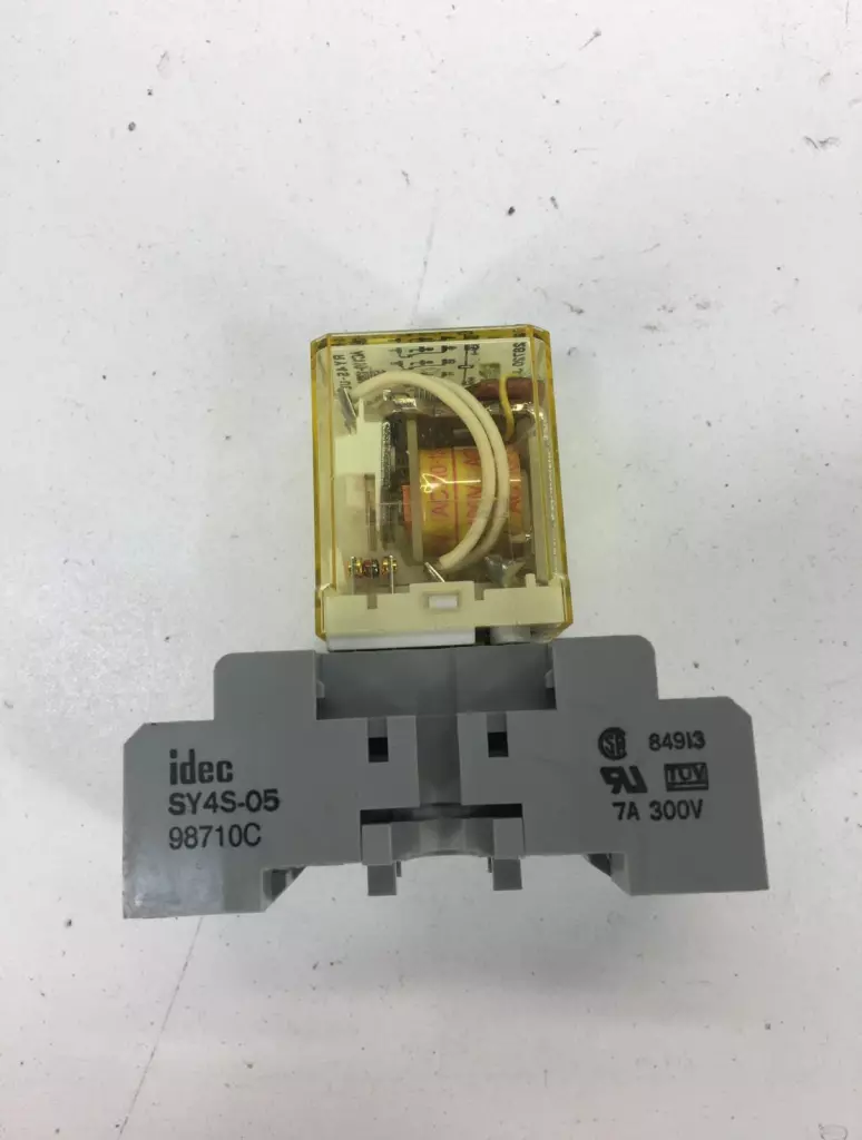 Idec RY4S-UL Relay 110-120VAC 5Amp with Socket Base 