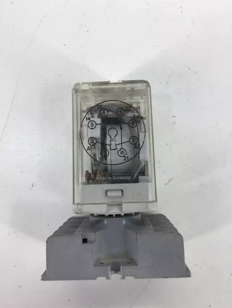 Allen-Bradley 700-HA32Z24 SER.A Relay, 24VDC Coil 10Amp W/Socket 