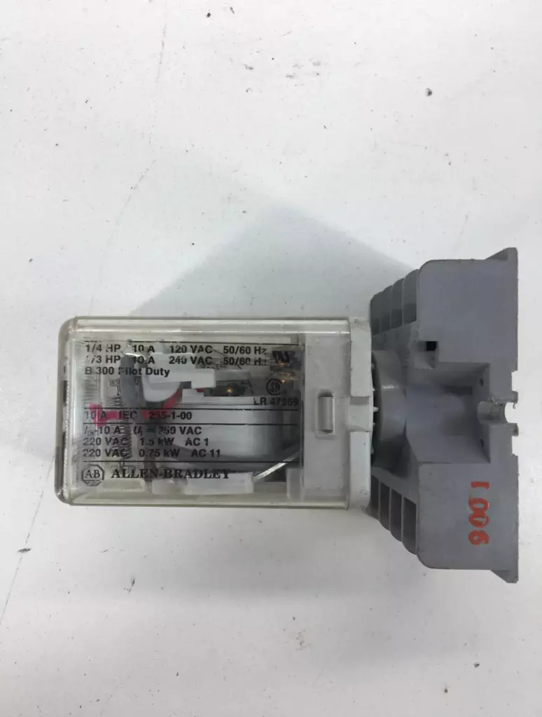 Allen-Bradley 700-HA32Z24 SER.A Relay, 24VDC Coil 10Amp W/Socket 
