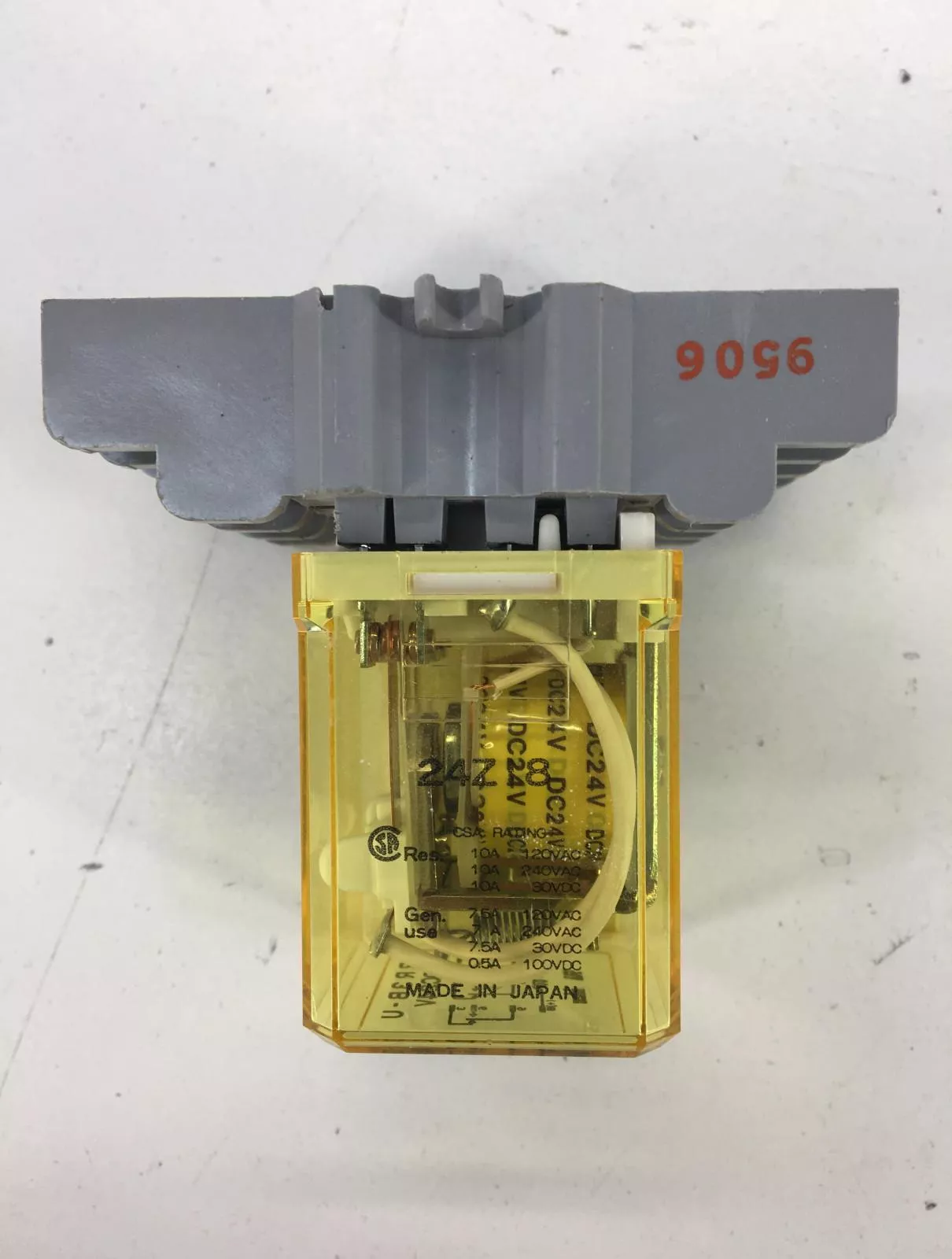 Idec RR3B-UDC24V Relay, 24VDC Coil, 240VAC/30VDC 10A W/Socket Base 