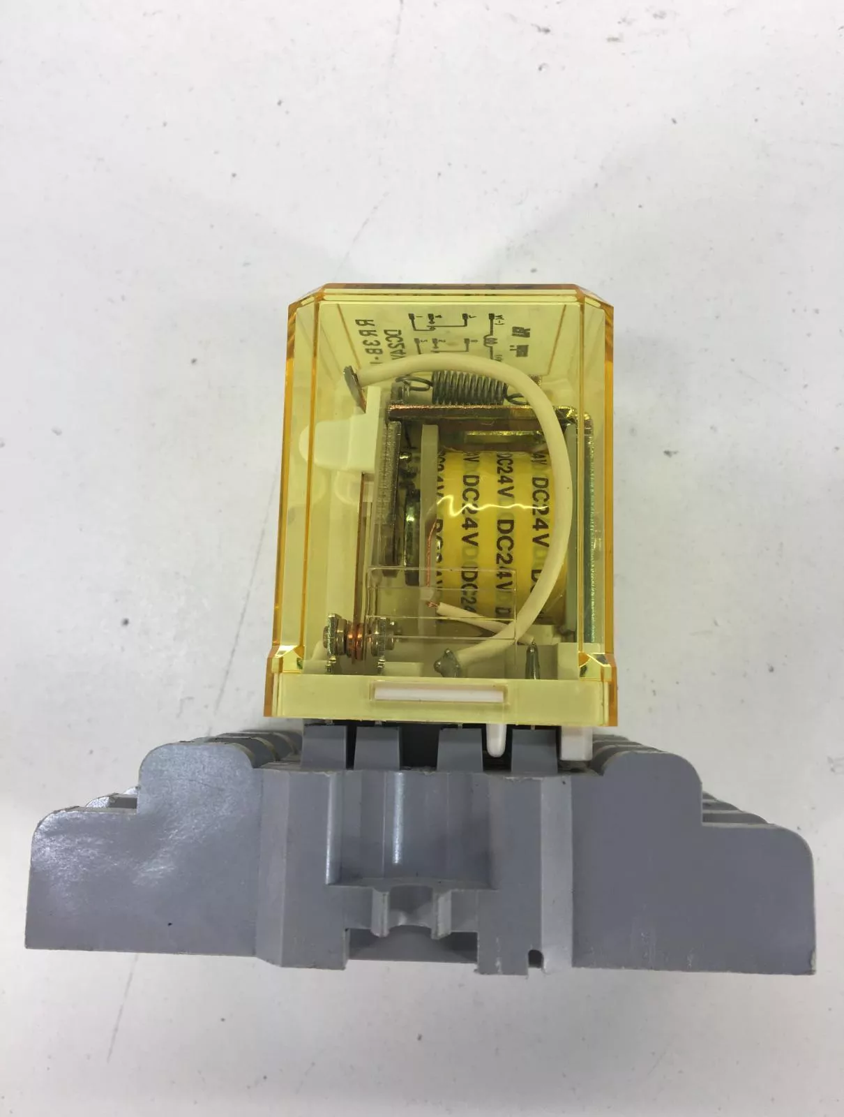 Idec RR3B-UDC24V Relay, 24VDC Coil, 240VAC/30VDC 10A W/Socket Base 