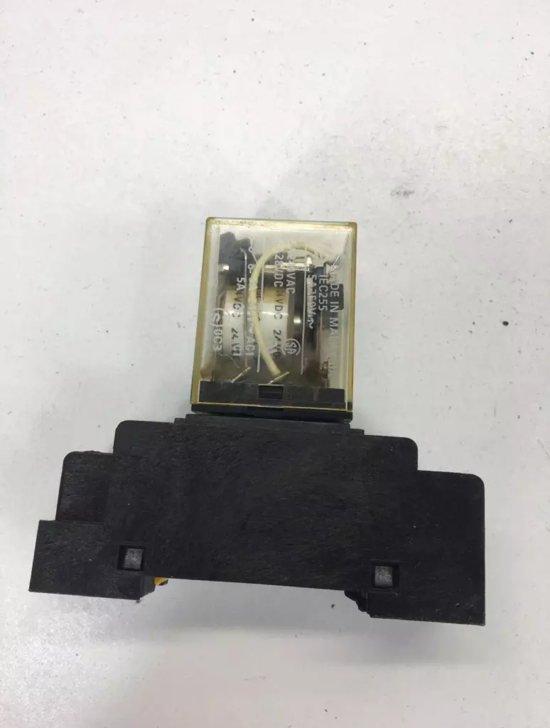 Omron MY2N Relay 250VAC 24VDC Coil 5Amp with Socket Base 