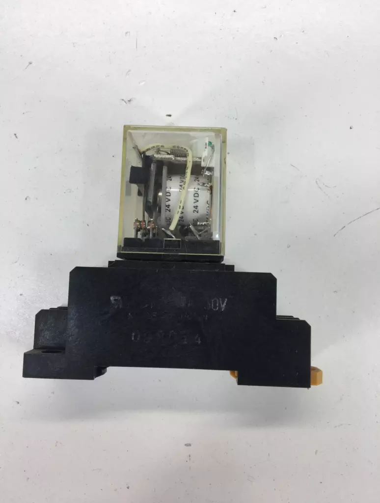 Omron MY2N-D2 Relay 250VAC 24VDC Coil 5Amp W/Socket Base 