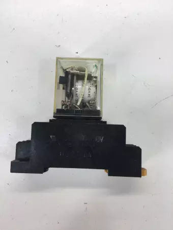 Omron MY2N-D2 Relay 250VAC 24VDC Coil 5Amp W/Socket Base 