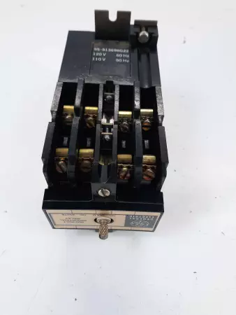 General Electric CR120B080 ser.A NEMA A600 P300 Relay 120V Coil 