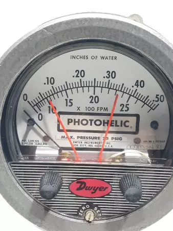 Dwyer 300 1/2 AV HH-117 VAC Photohelic Pressure  Gage 0-50