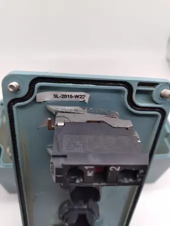 Schneider Electric 3L-2015-W22 EMERGENCY STOP CONTROL STATION W/ ZBE-102 