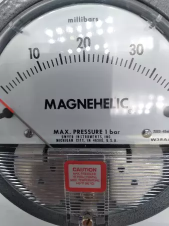 NEW Dwyer W38AA CH Magnehelic Pressure Gauge 0-40mBar 