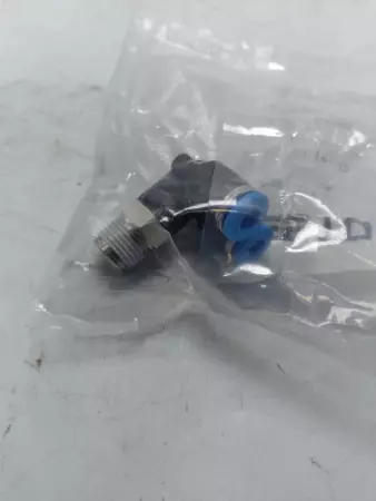 NEW  QSYL-1/8-4 153172 Y Socket Fitting 
