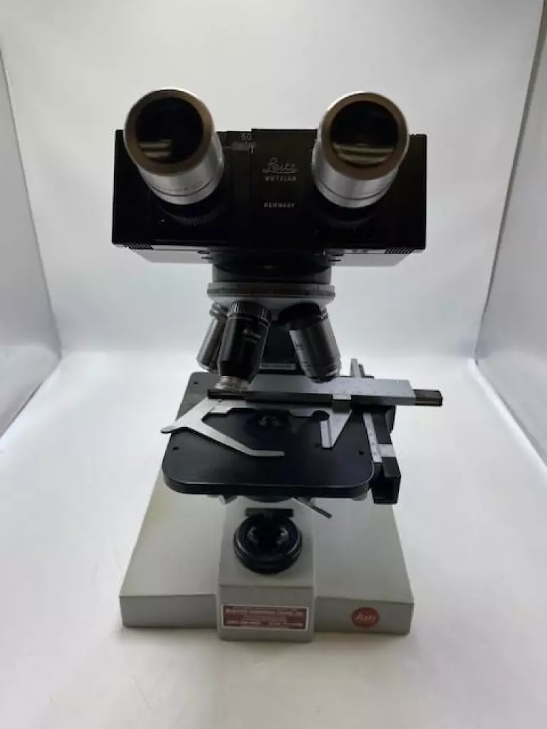 Leitz SM-LUX Wetzlar Binocular Microscope, Three Objectives and Illumination 