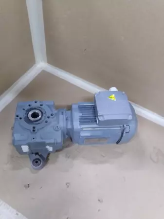 Sew-Eurodrive SA47 DRE80MA Gearmotor 0.75kW W/Gear Reducer 20.33:1 Ratio 