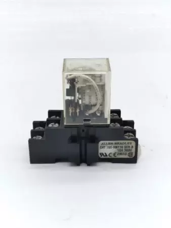 Allen-Bradley 700-HF32Z24 Relay W/700-HN116 Socket Base 