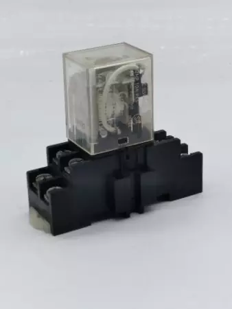 Allen-Bradley 700-HF32Z24 Relay W/700-HN116 Socket Base 