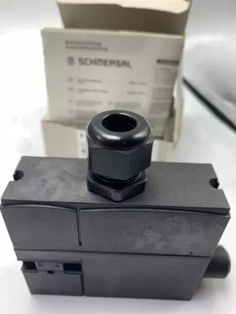 Schmersal AZM 170SK-02/10ZRK-2197 Safety Interlock Switch 24VAC/DC 