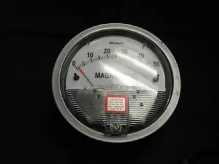  Dwyer 161492-00 Magnehelic Pressure Gauge 0 - 50 Millibars TESTED 