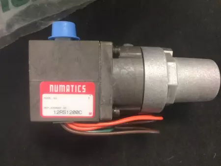 NEW NUMATICS 12RS1200C PRESSURE REGULATOR WITH 214-103A GAUGE 110 