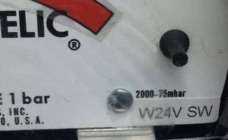  DWYER W24V SW Magnehelic Pressure Gauge 0 - 70 Millibars TESTED 