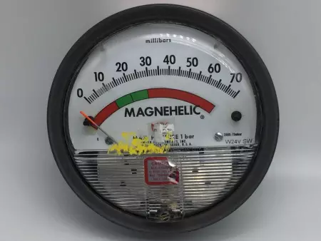  DWYER W24V SW Magnehelic Pressure Gauge 0 - 70 Millibars TESTED 