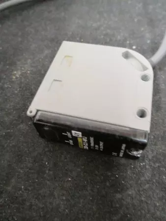   E3S-CL1-M1J Sensor w/ Connector TESTED 