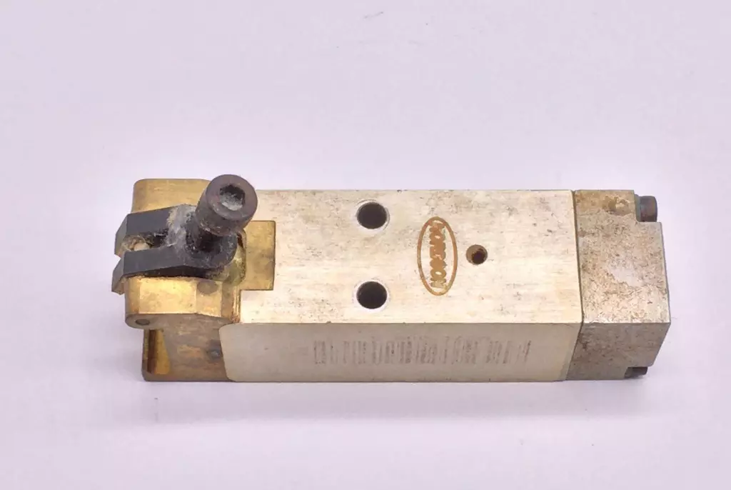  NORDSON 1023499B UM3 MODULE, 3-WAY, UNIVERSAL, SNUFF-BACK, STRAIGHT, AOAC 