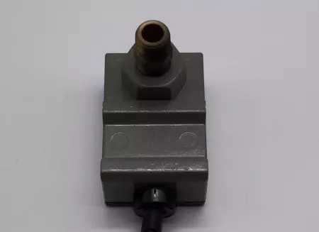 NEW Omron E8EB-10C Pressure Sensor 24VDC 