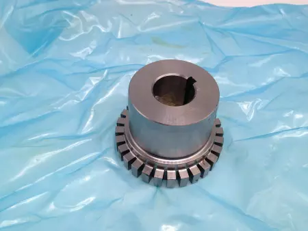 NEW  704597 Coupling Hub e 