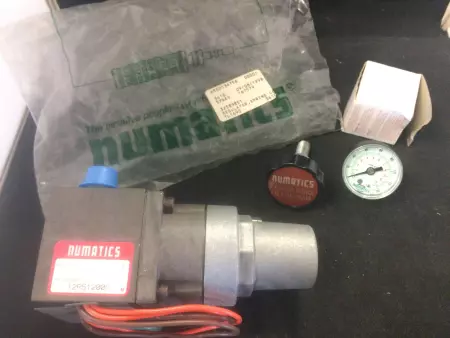 NEW NUMATICS 12RS1200C PRESSURE REGULATOR WITH 214-103A GAUGE 110 